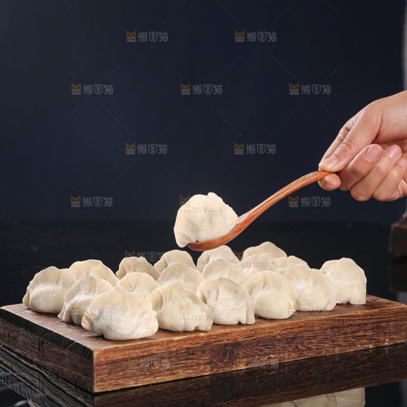 深底上的鲅鱼水饺