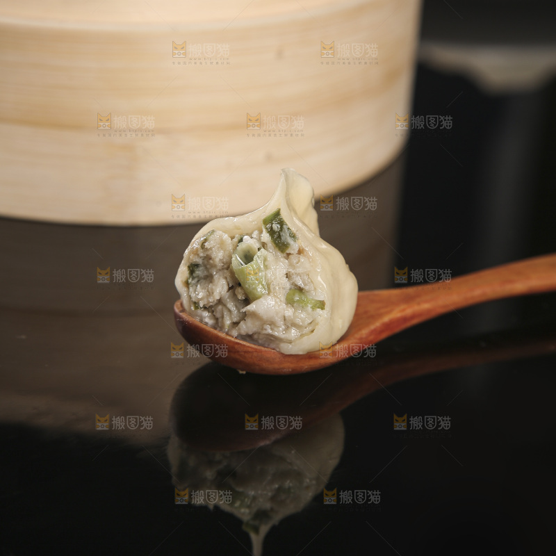 深底上的鲅鱼水饺
