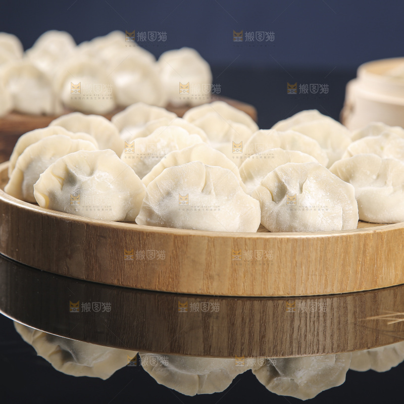 深底上的鲅鱼水饺