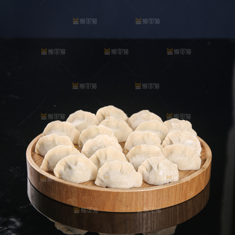 深底上的鲅鱼水饺