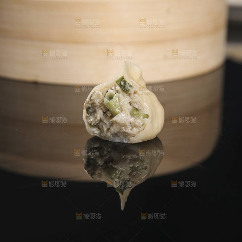 深底上的鲅鱼水饺