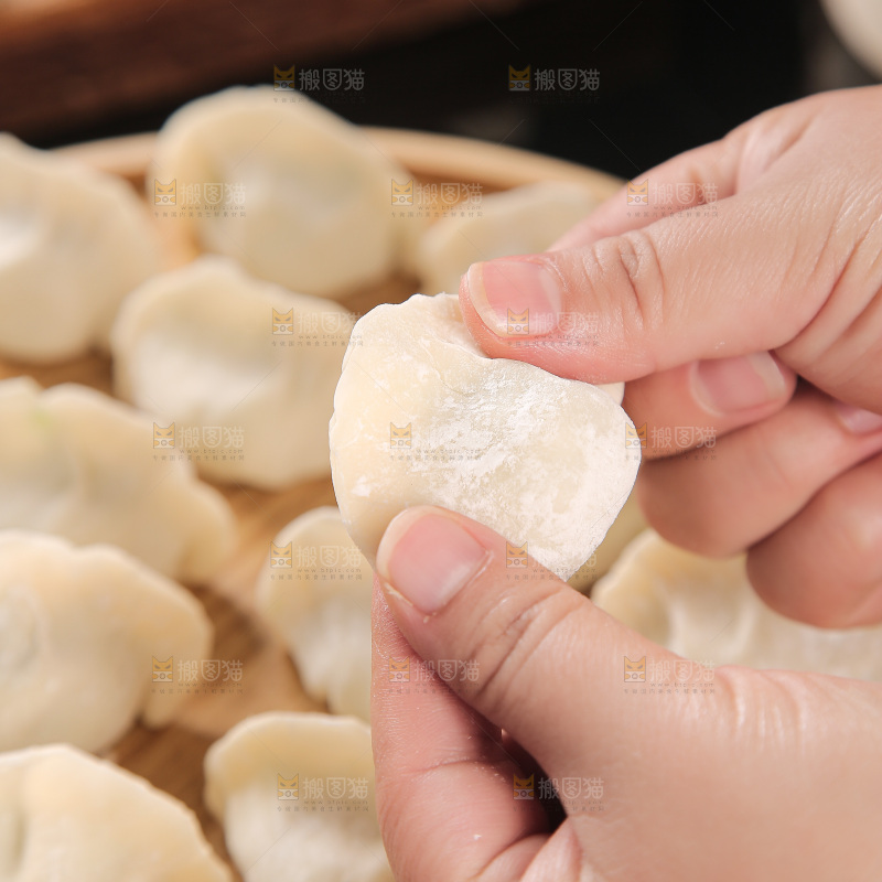 深底上的鲅鱼水饺