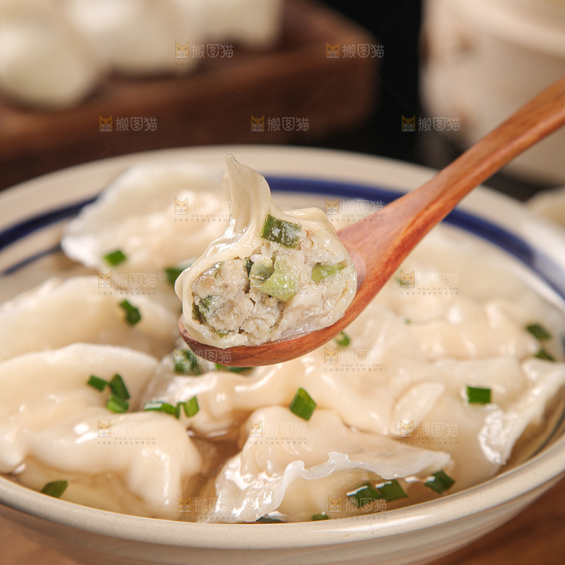 木底上的鲅鱼水饺