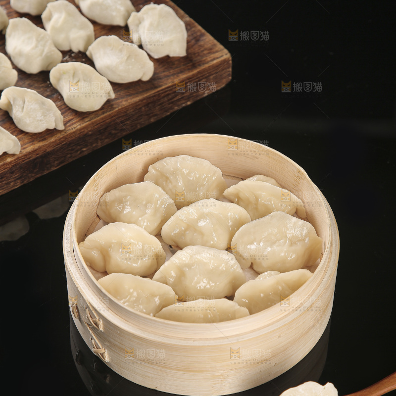 深底上的鲅鱼水饺