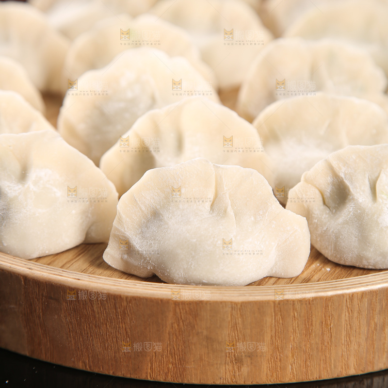 深底上的鲅鱼水饺