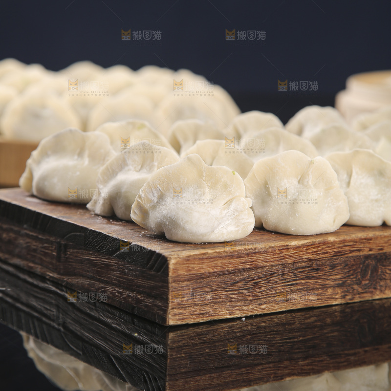 深底上的鲅鱼水饺