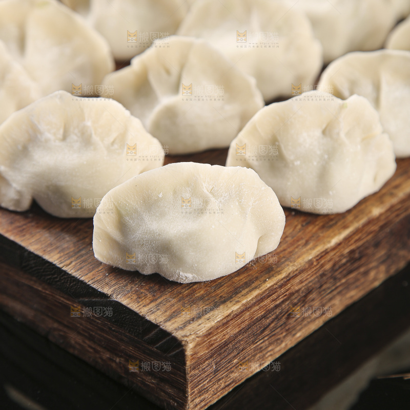 深底上的鲅鱼水饺