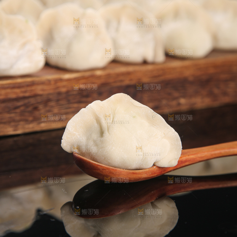 深底上的鲅鱼水饺