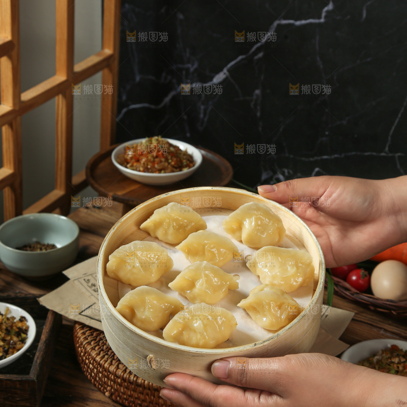 深底上的饺子
