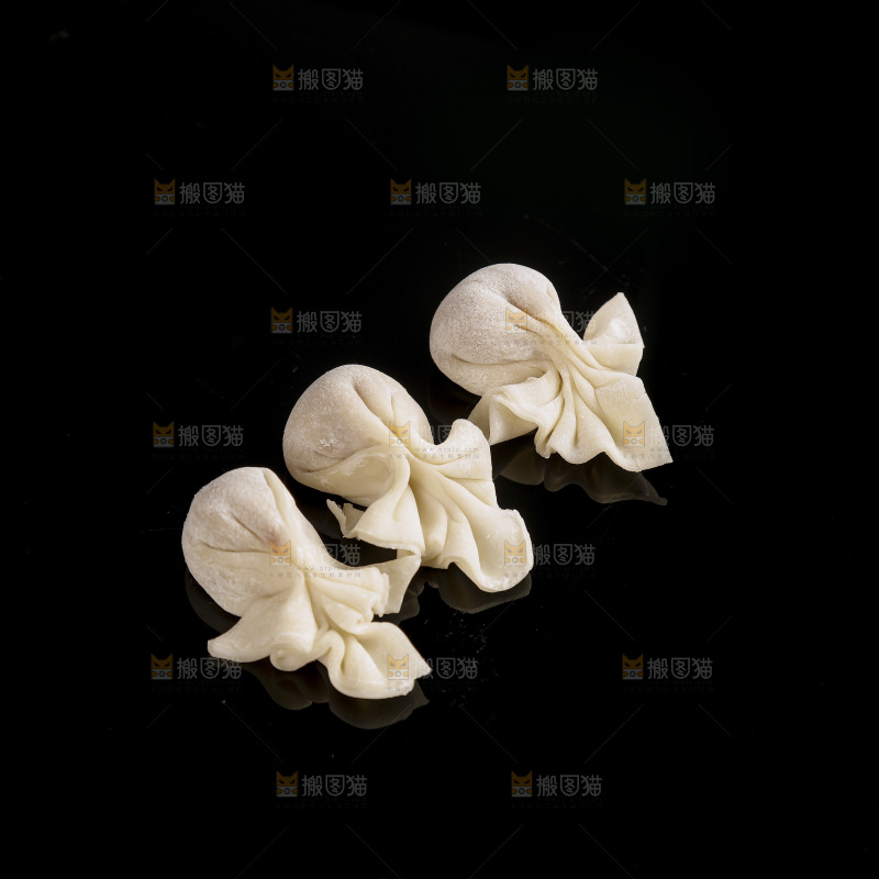 黑玻璃上的小金鱼馄饨