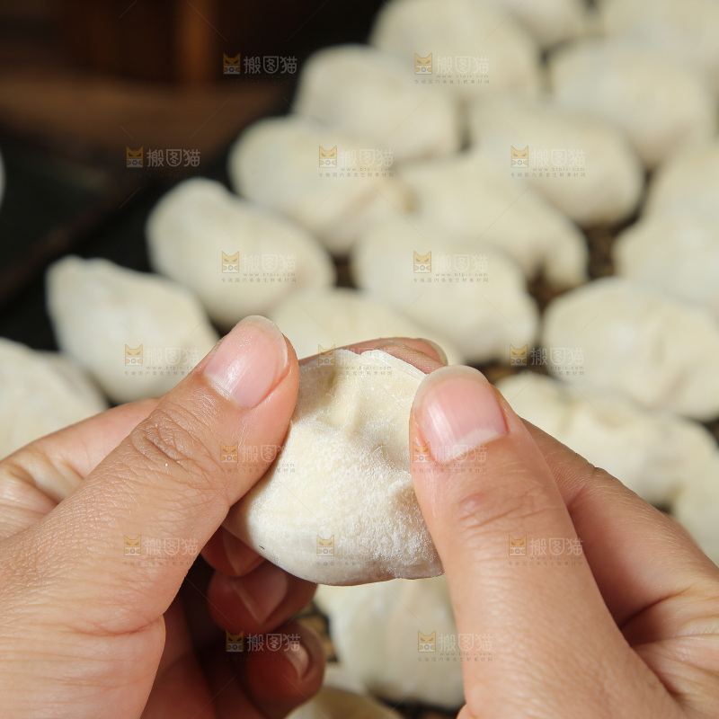 深底上的饺子