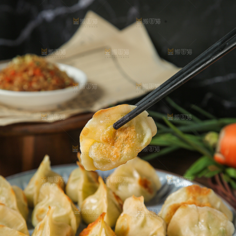 深底上的饺子