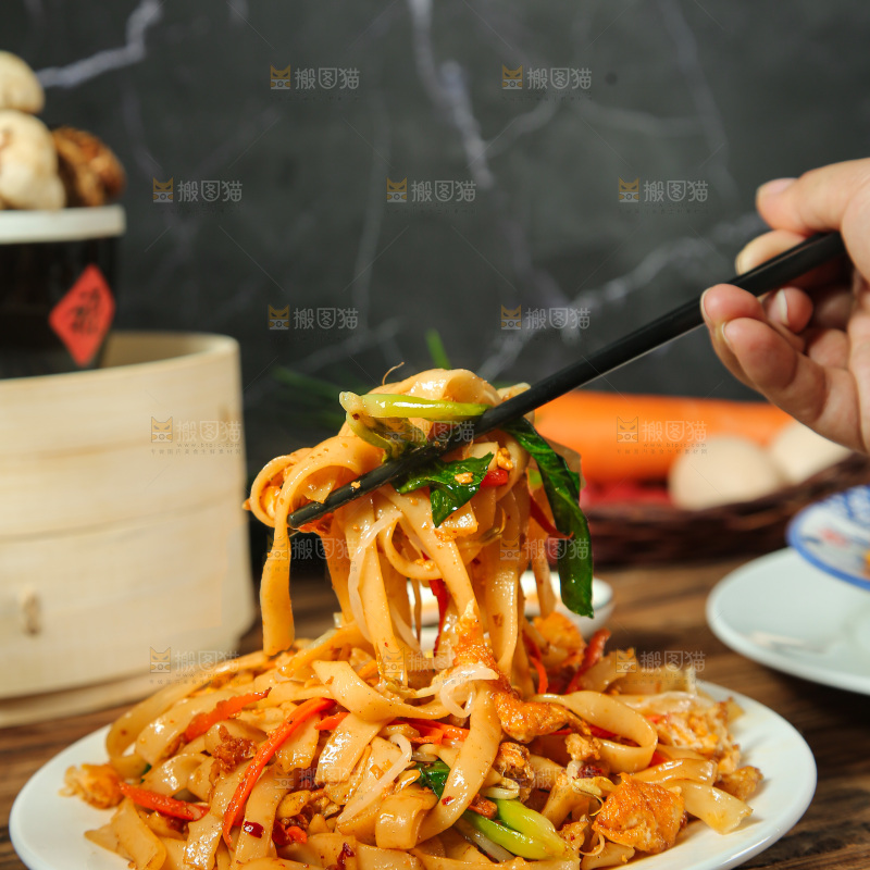 深底上的炒河粉