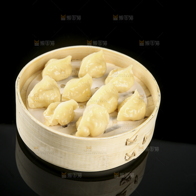 深底上的饺子