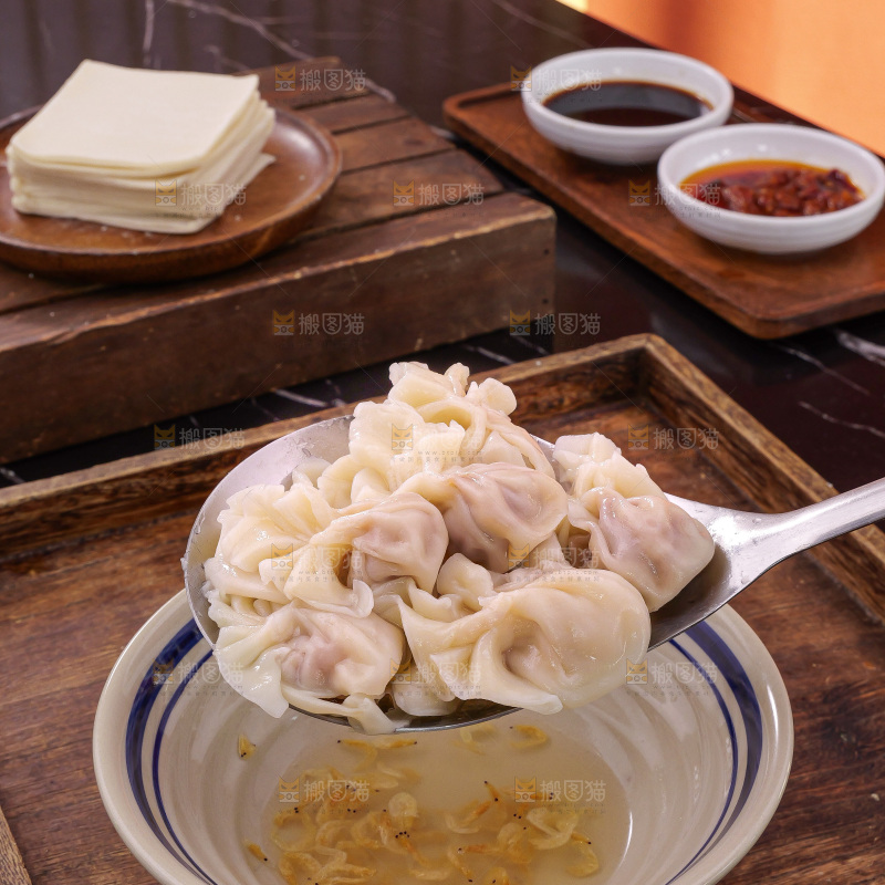 木底上的小金鱼馄饨