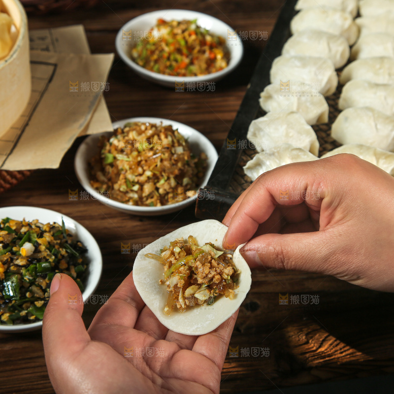深底上的饺子