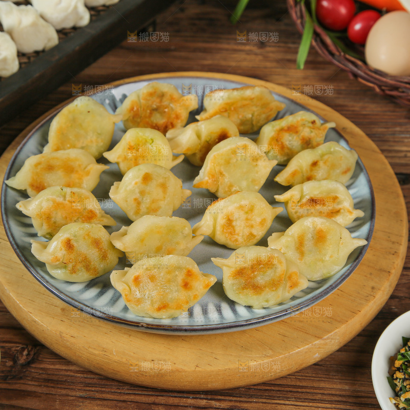 深底上的饺子