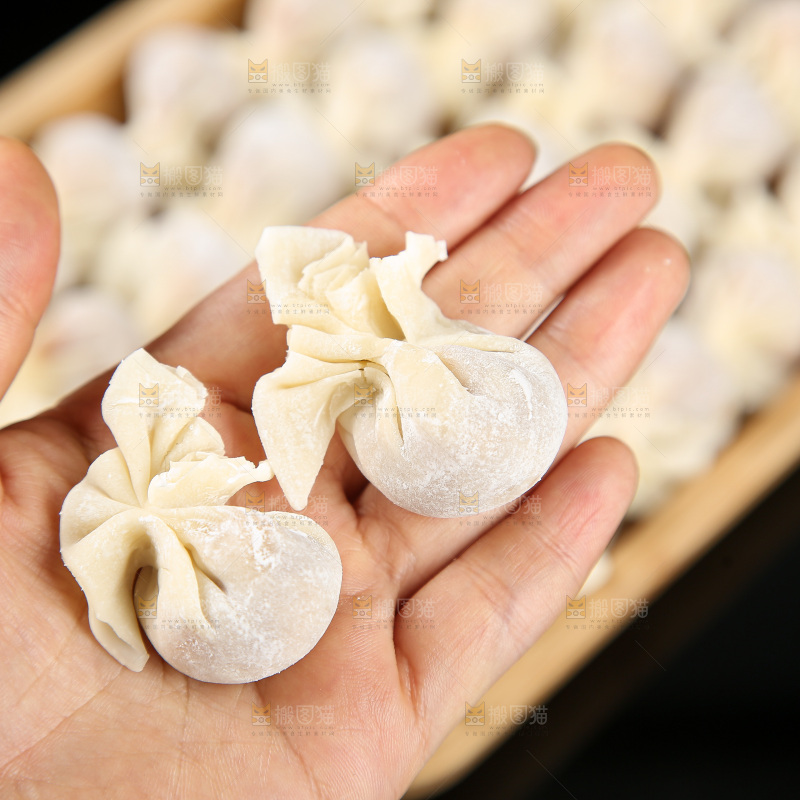 深底上的小金鱼馄饨