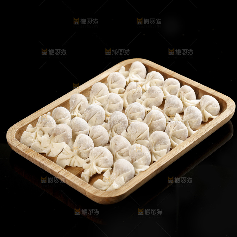 黑玻璃上的小金鱼馄饨