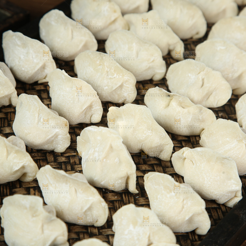 深底上的饺子