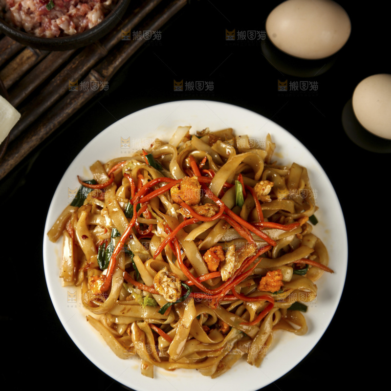 木底上的炒河粉