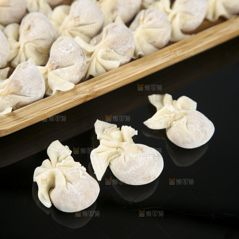 深底上的小金鱼馄饨
