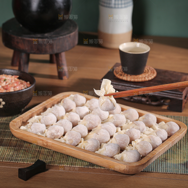 木底上的小金鱼馄饨