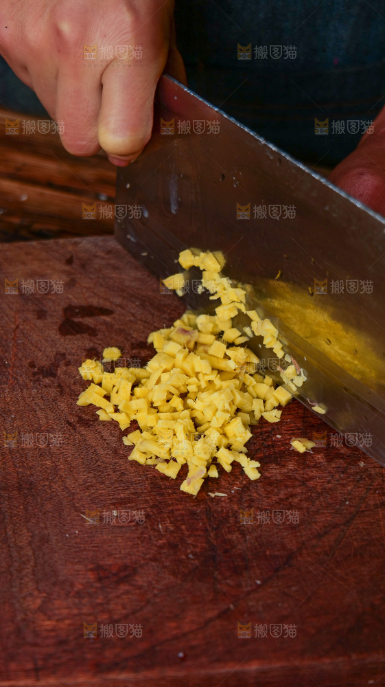木底上的黄姜沫