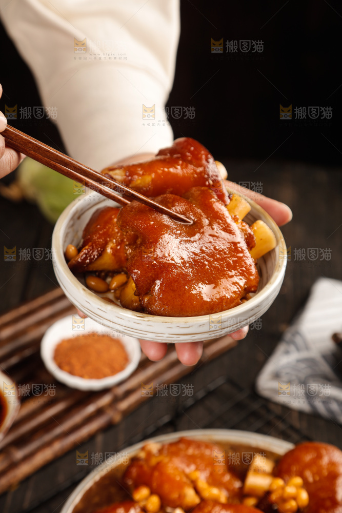 深底上的黄豆炖猪蹄
