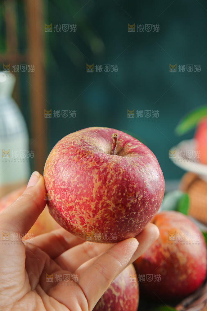 深底上的糖心苹果