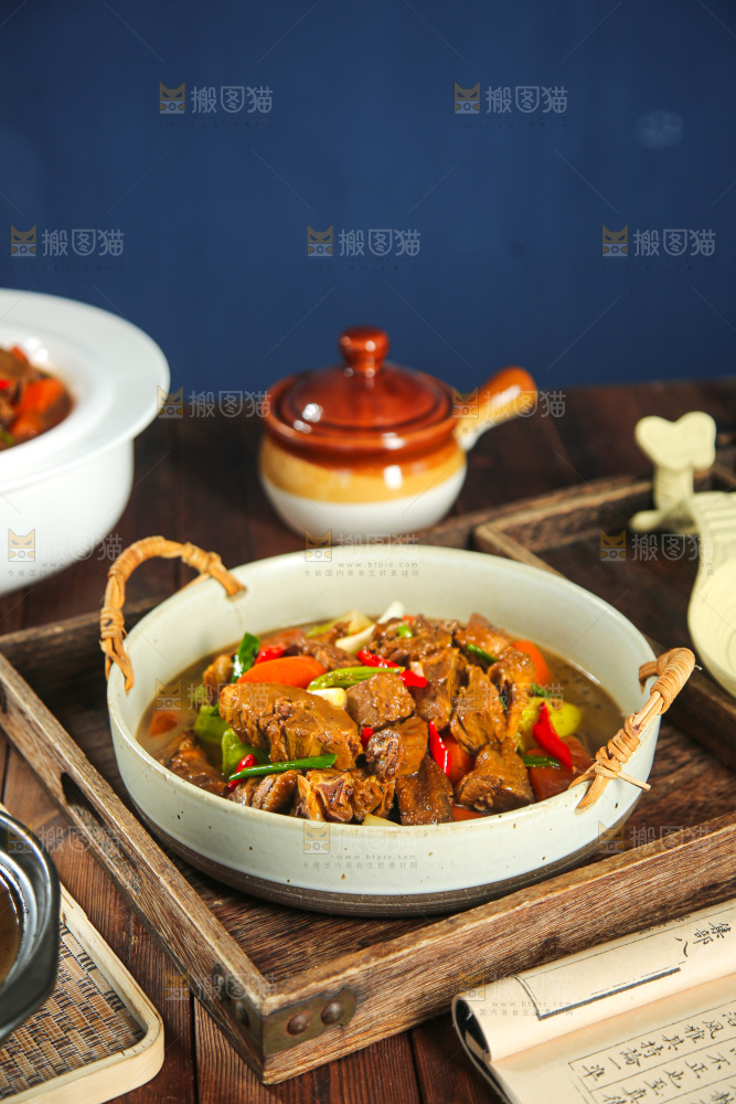 深底上的铁锅炖大鹅