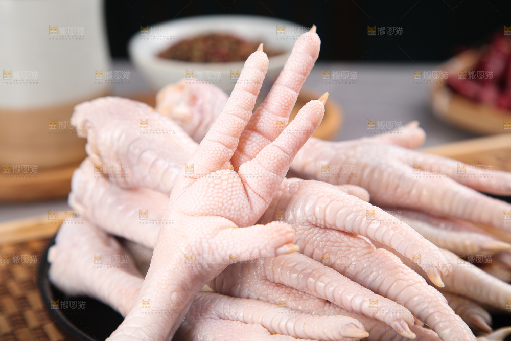 浅底上的生鸡爪