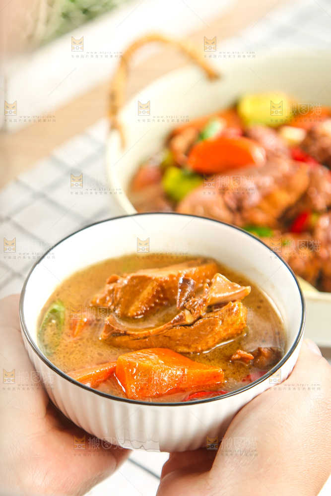 浅底上的铁锅炖大鹅