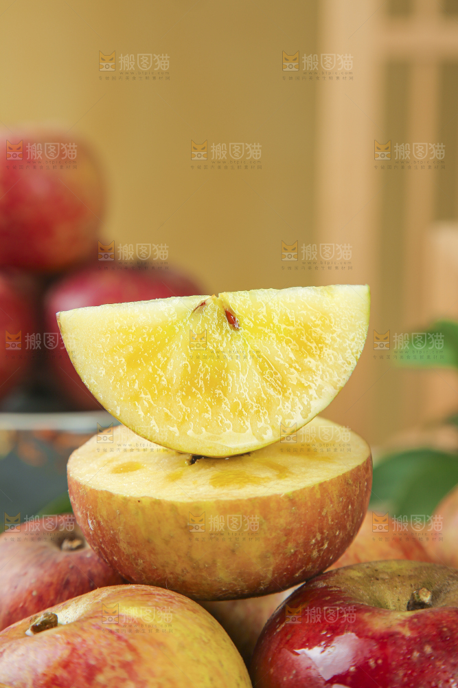 白底上的糖心苹果