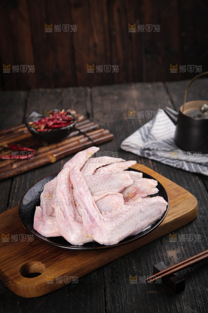 盘里装着生鸭翅