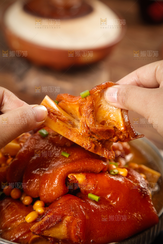深底上的黄豆炖猪蹄