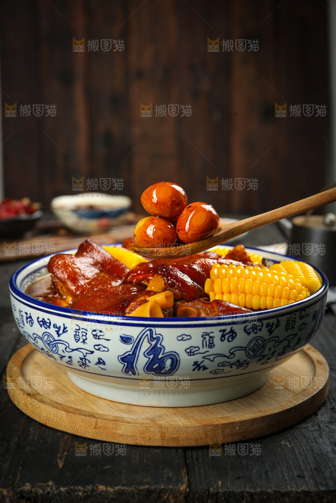 深底上的黄豆玉米猪蹄