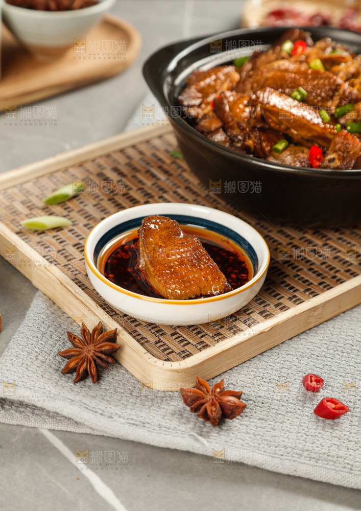 深底上的炖鹅肉