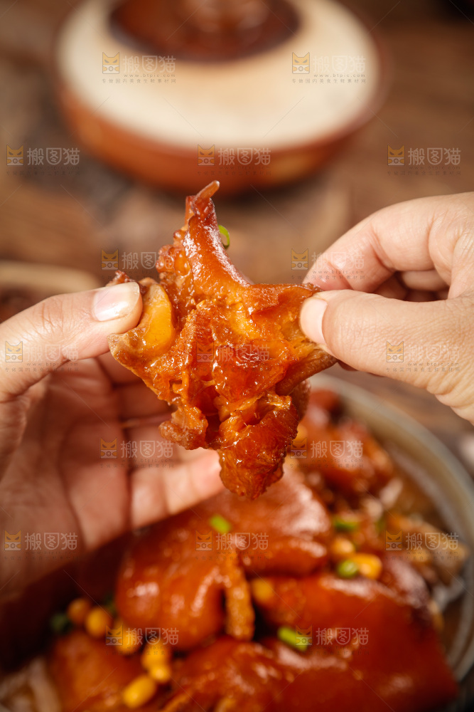 深底上的黄豆炖猪蹄