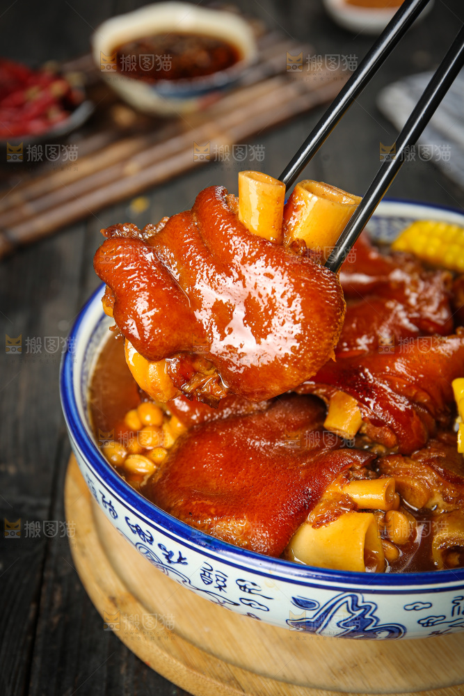 深底上的黄豆玉米猪蹄