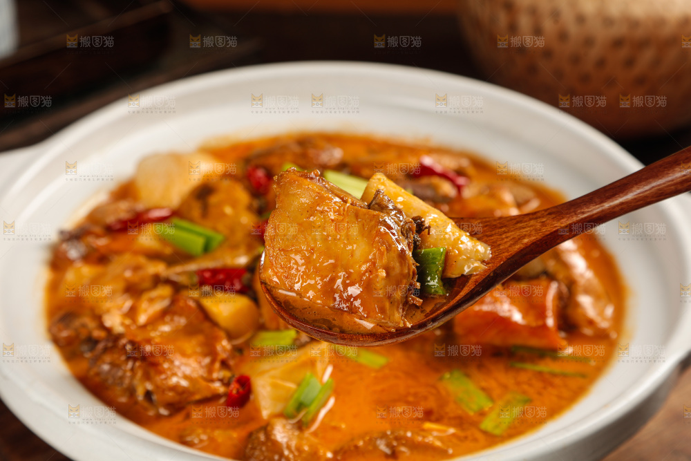深底上的炖鹅肉