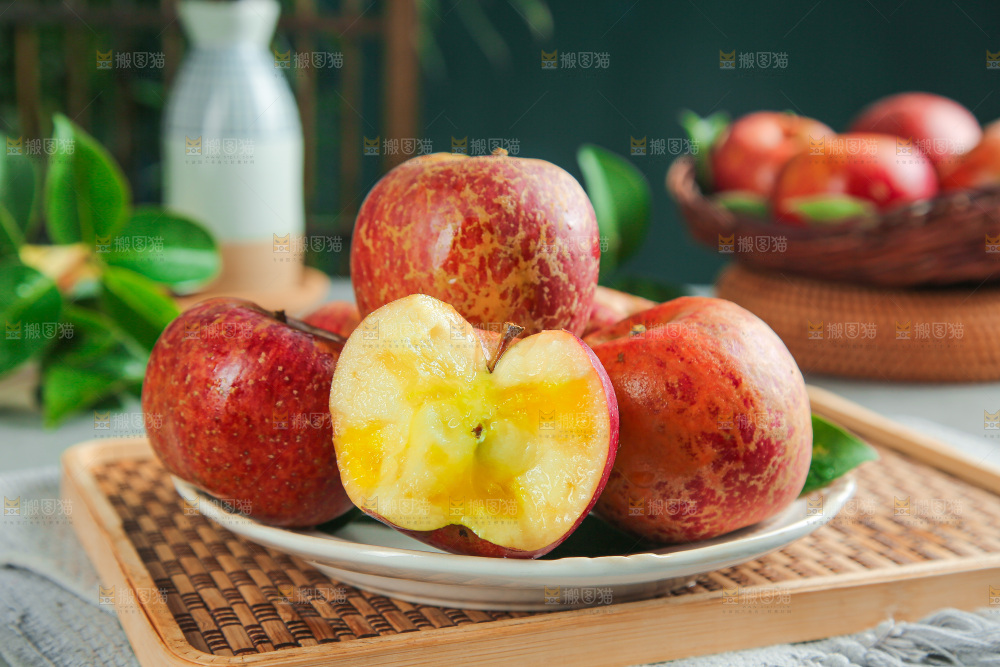 深底上的糖心苹果