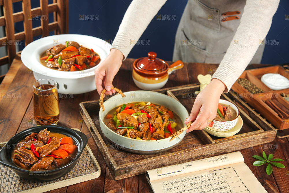 深底上的铁锅炖大鹅