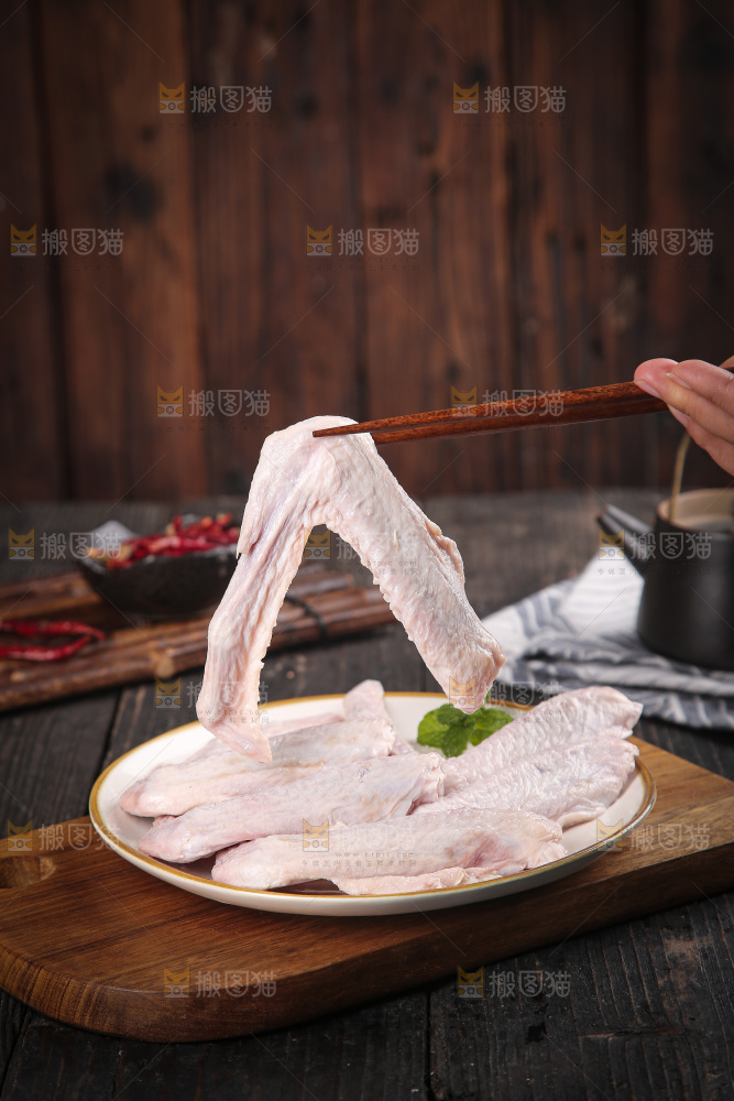 盘里装着生鸭翅