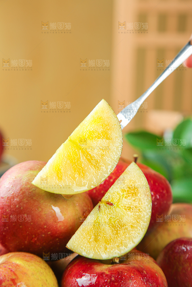 白底上的糖心苹果