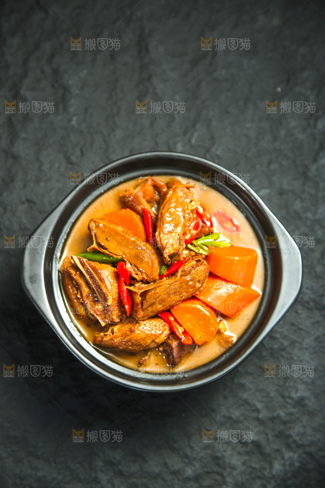 深底上的铁锅炖大鹅
