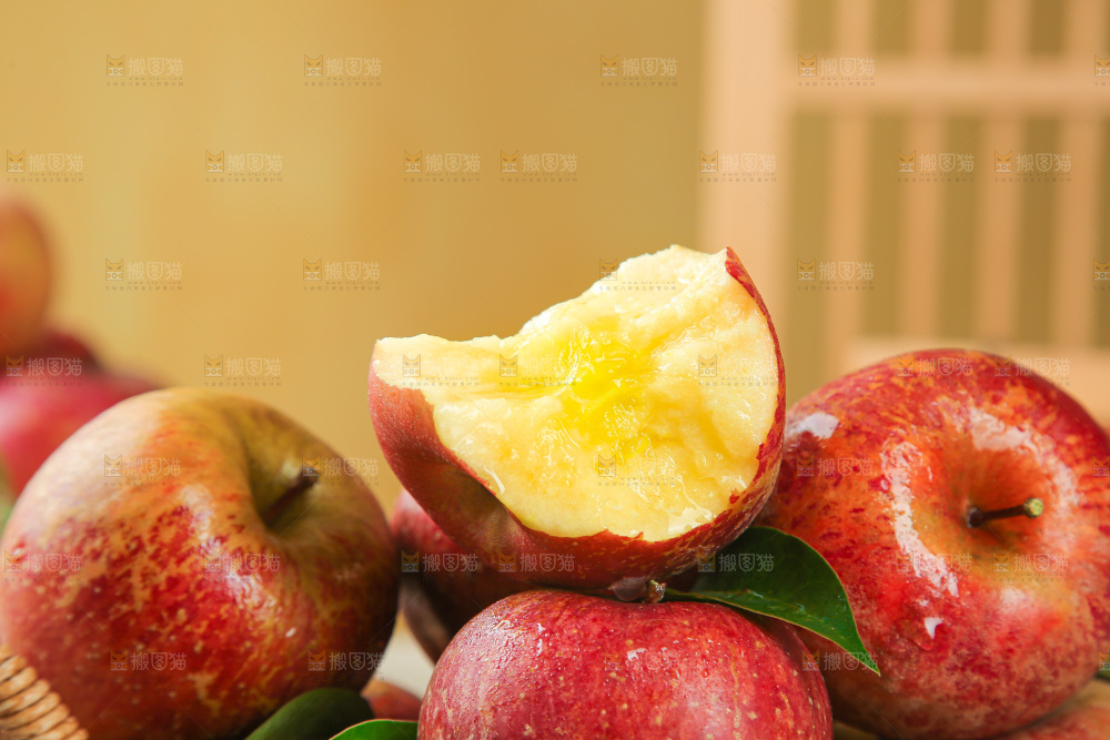 白底上的糖心苹果