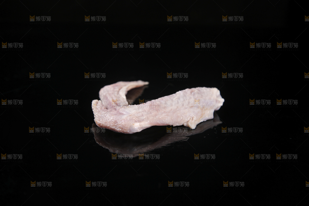 黑底上的生鸭翅