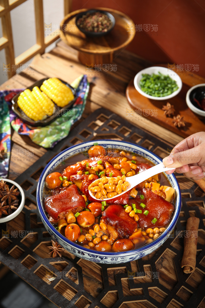深底上的黄豆玉米猪蹄