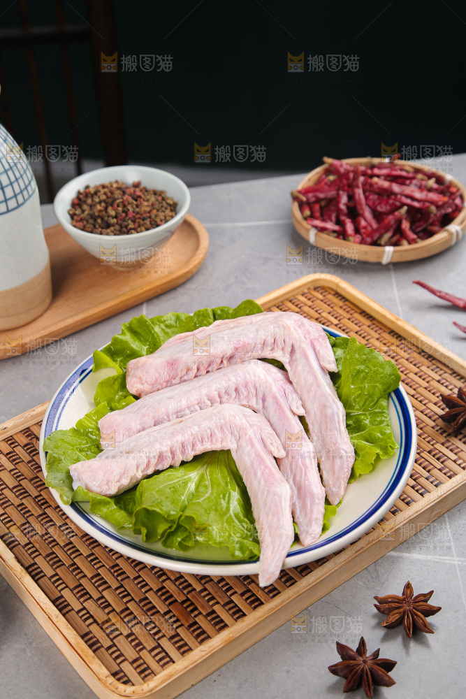 盘里装着生鸭翅